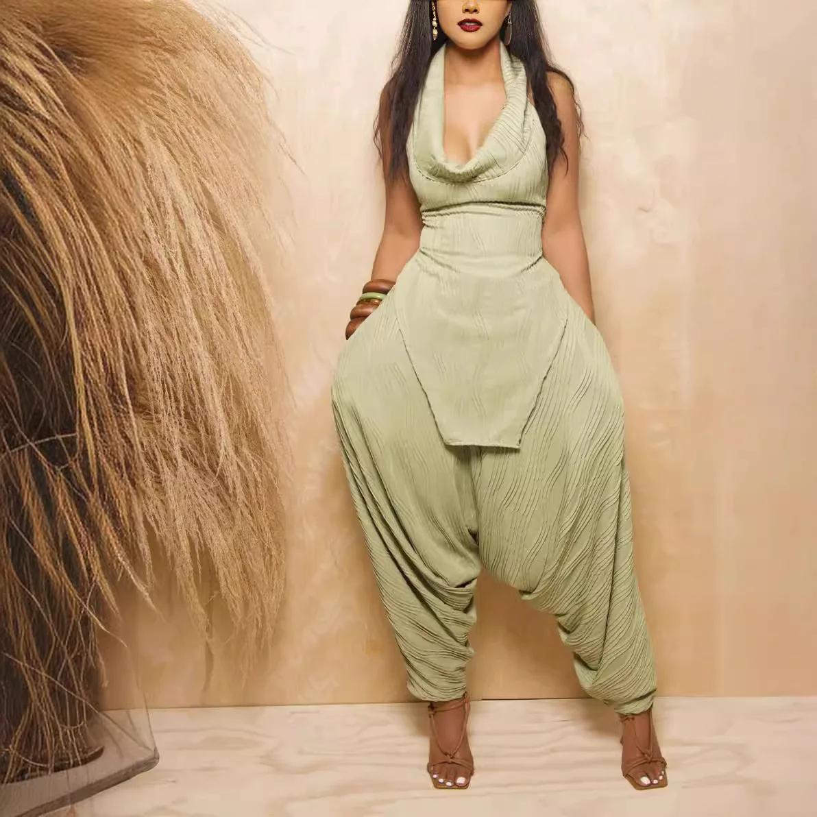 

2025 Новый однотонный сексуальный и модный комплект из двух предметов. Женские летние топы с открытой спиной и свободные брюки