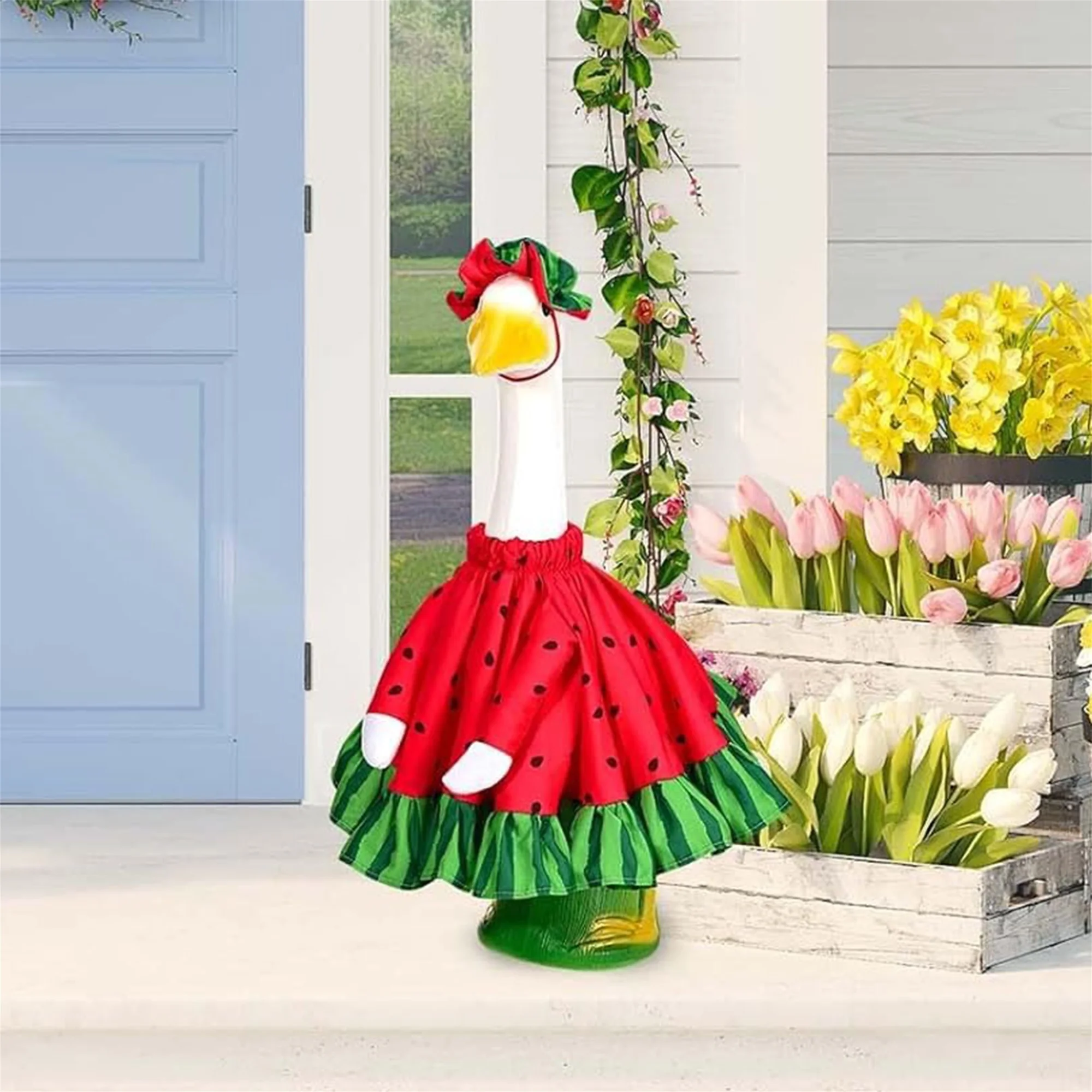 

Летний костюм гуся на крыльце с принтом арбуза и подходящим головным убором для уличного газона и декора сада