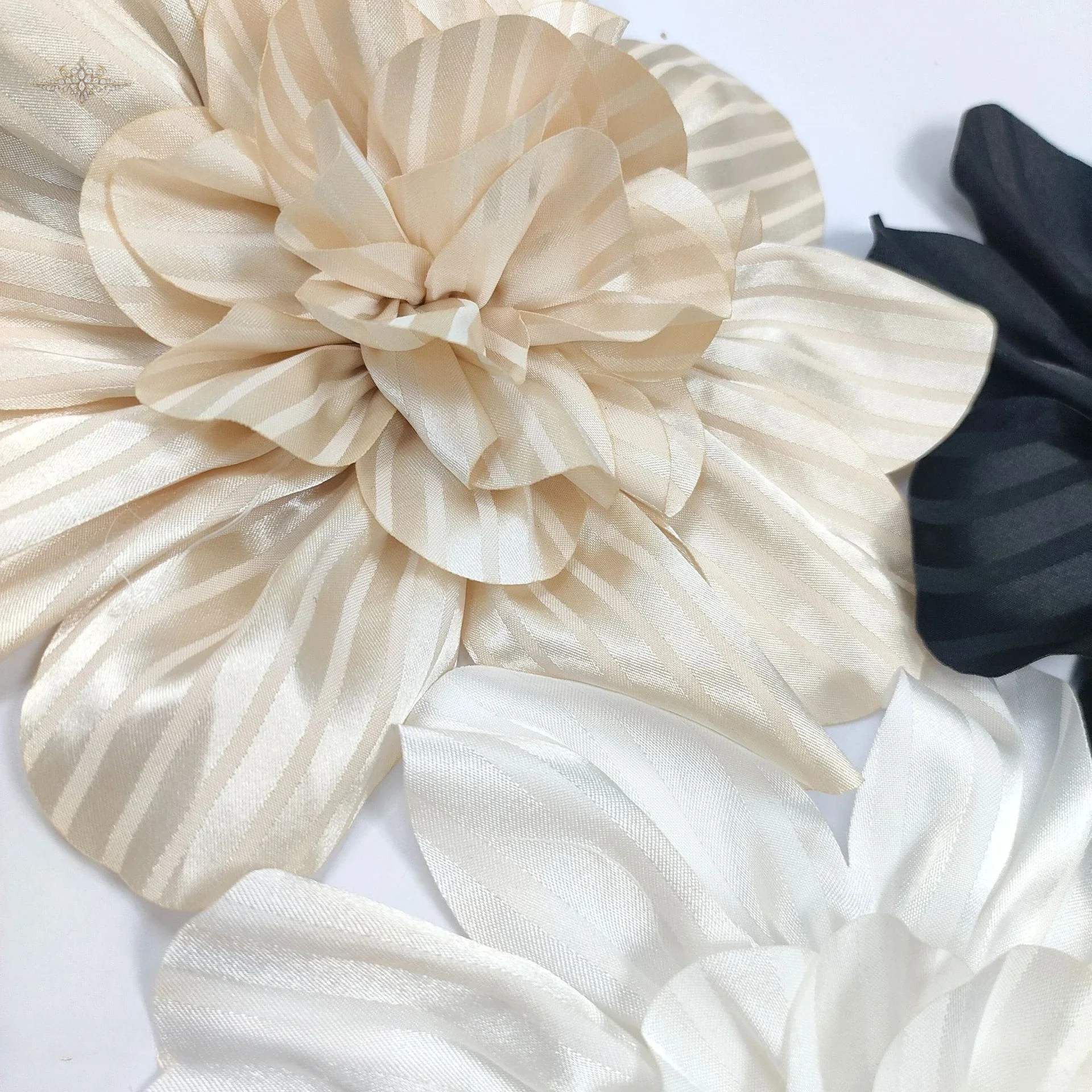 Summer New Simple Three-color Fabric Flower Corsage Skirt Plus Pin Clothing Accessories