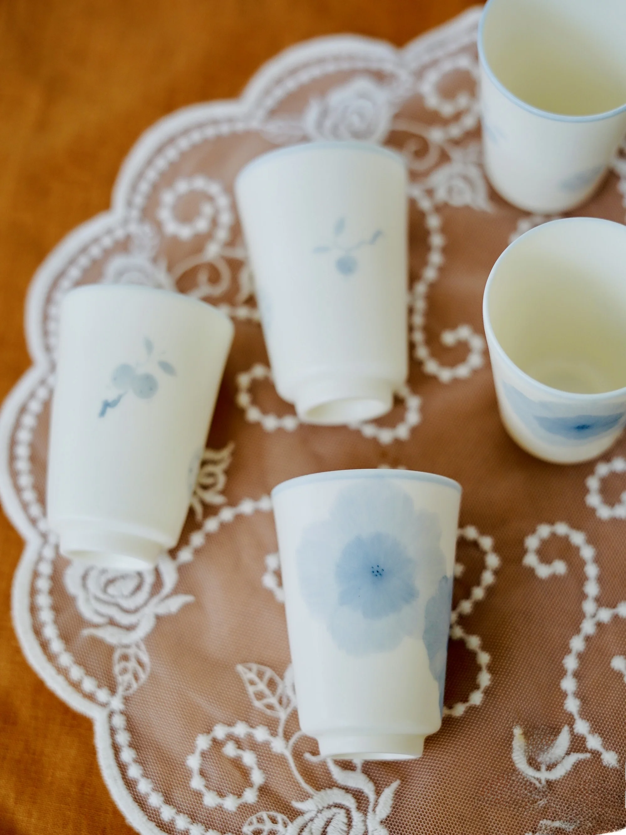 

Чайная чашка ручной работы из серии White Mist с функцией сохранения аромата для дегустации чая и нюхания ароматов из Цзиндэчжэня