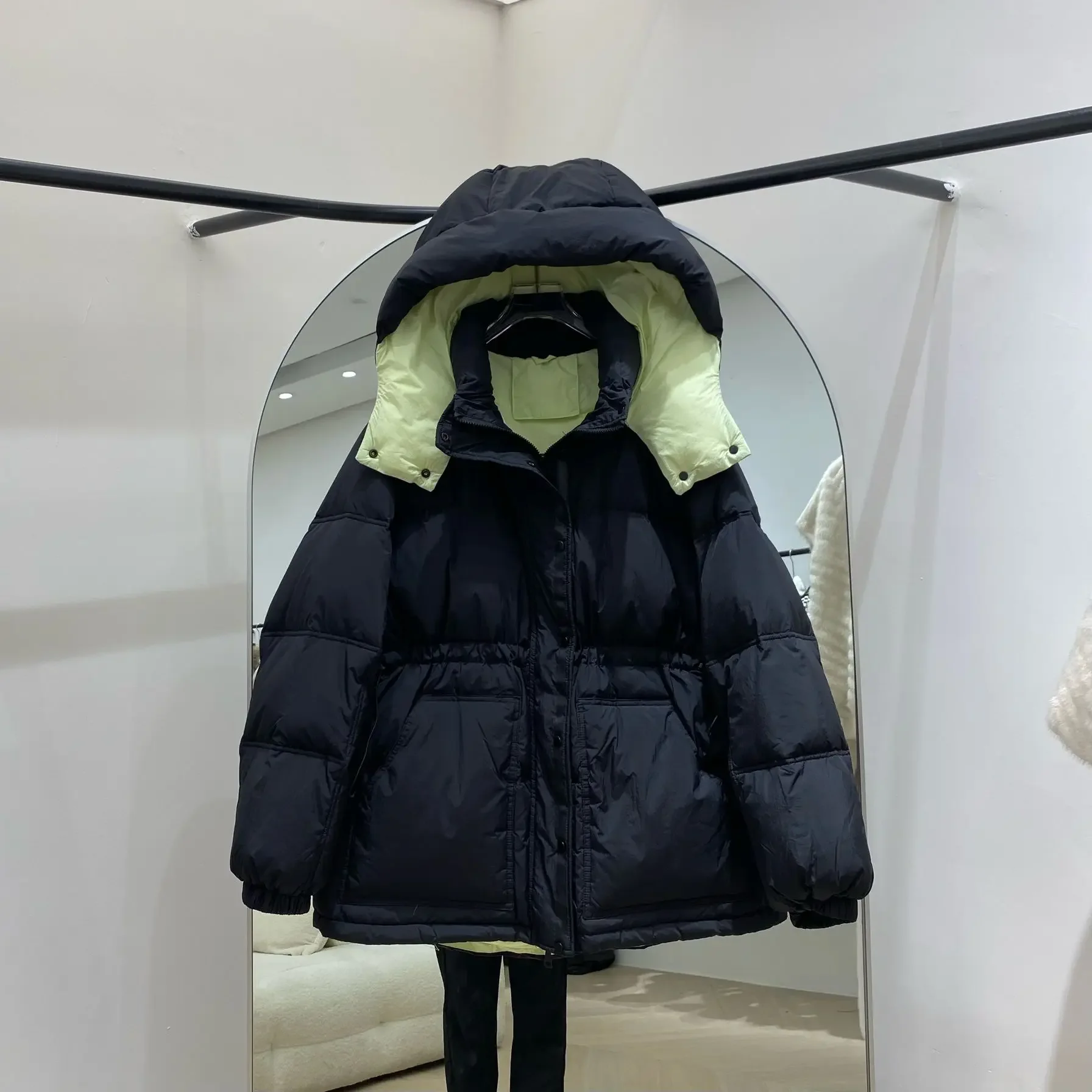 European Winter Fashion New Women's Down Jacket Loose Commuter White Duck Down Splicing Jacket
