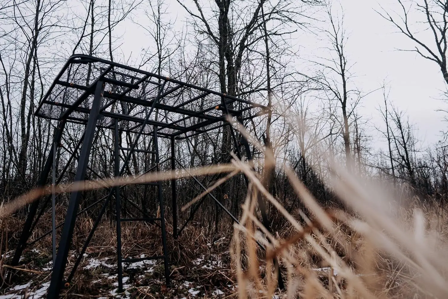 منصة أعمى أرضية 65 بوصة طول × 65 بوصة عرض × 5 بوصة ارتفاع - منصة عالمية لباب الصيد في الهواء الطلق من الفولاذ المطلي بالمسحوق