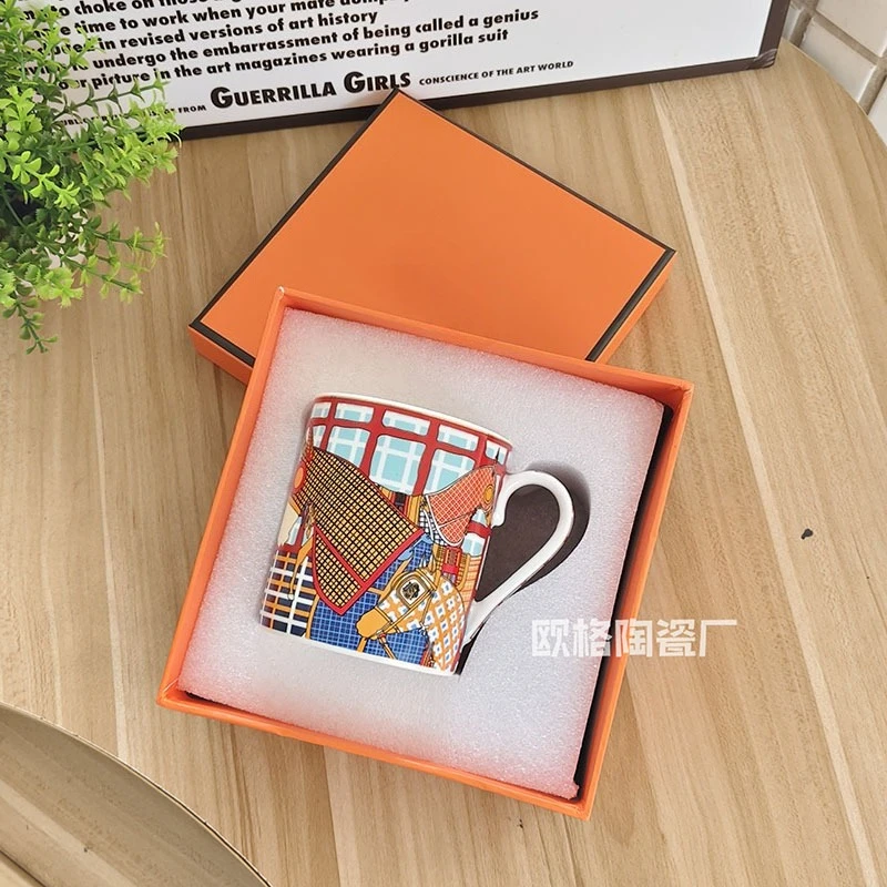 النمط الأوروبي الفاخرة العظام الصين أطباق عشاء الغربية كوب الصحن شاي بعد الظهر إبريق الشاي أكواب هدية صندوق الاستخدام اليومي أكواب