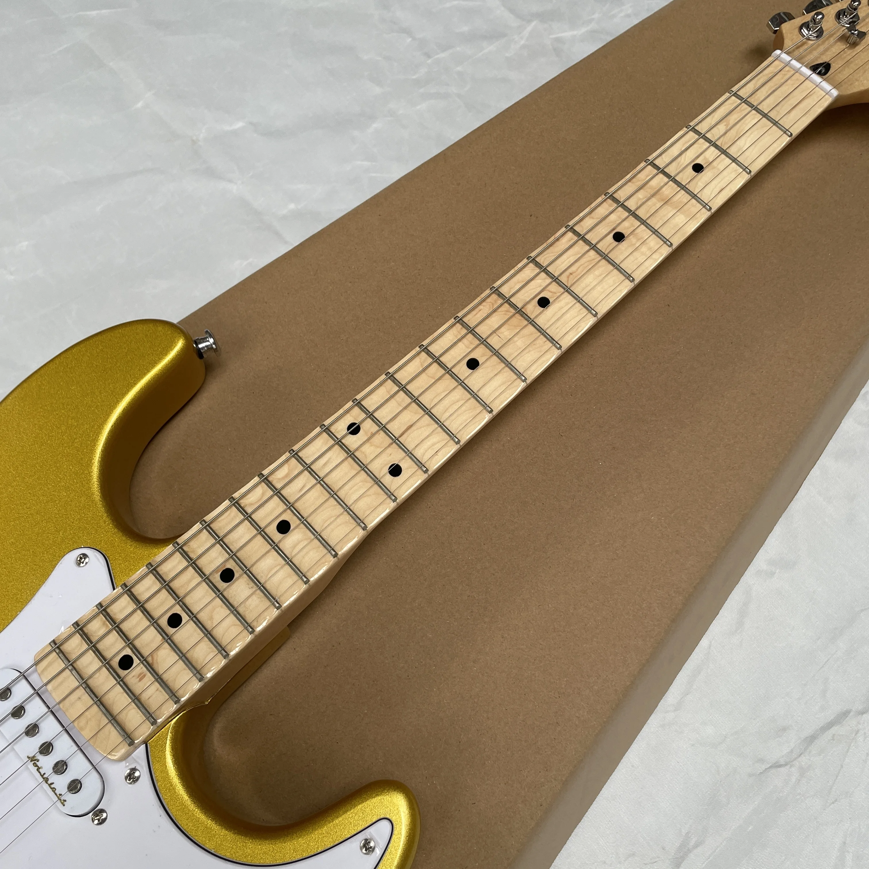 Gold-plated pink lacquer electric guitar, single-coil pickup electric guitars, silver hardware electric guitarra view 4
