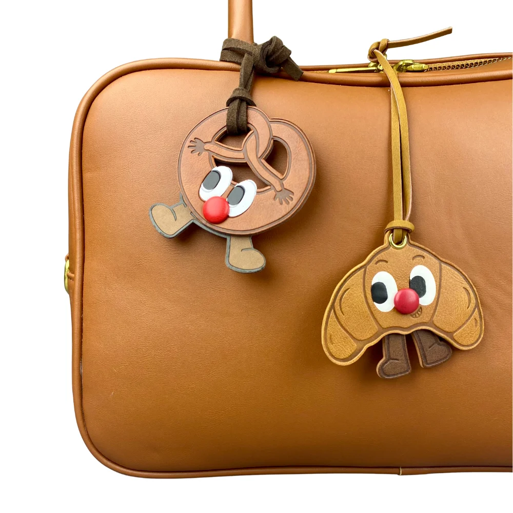 Wiggle & Whimsy: Drehbarer Cartoon-Toast- und Ei-Leder-Schlüsselanhänger – verspielter Taschenanhänger für den täglichen Spaß – PU-Leder/ ideale Taschenzubehör