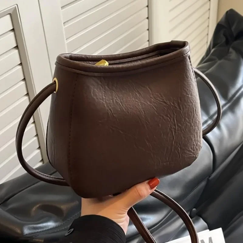 

Популярная маленькая женская сумка однотонного цвета, новая мода 2024, нишевая текстура, универсальная сумка через плечо, сумка-ведро из мягкой кожи