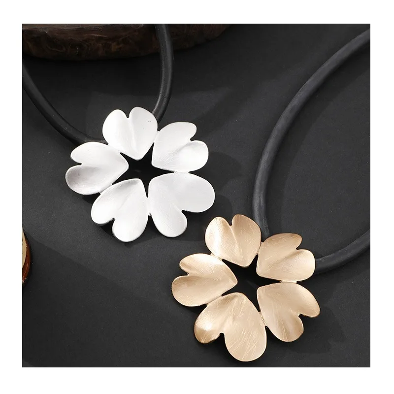 

Women's Short Necklace Love Design Geometric Hollow High-end Clavicle Chain Fashion Jewelry