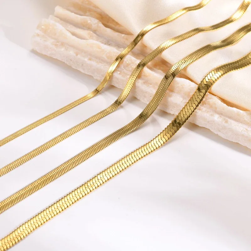 الراقية متعددة الاستخدامات المعدنية الفاخرة 18K مطلية بالذهب متعرجة قلادة ثعبان بسيط شخصية كلاسيكية قلادة