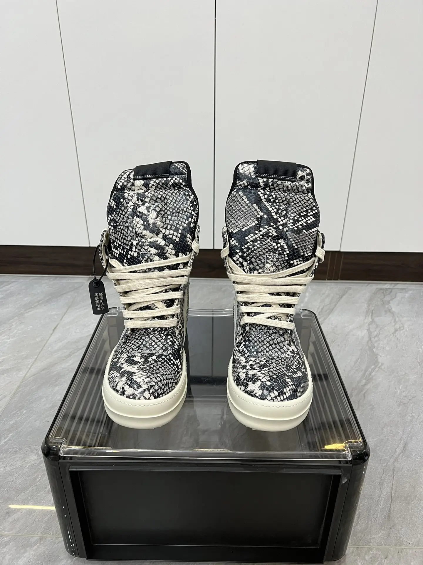 

Fashion Men's Casual Shoes Inverted Triangle Design Leather Shoes for Women Black Solid Women's Sneakers Lace-up Men's Shoes