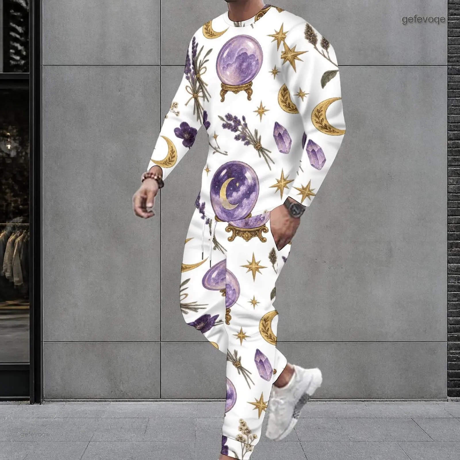 Conjunto de dos piezas para hombre: camiseta de manga larga con cuello redondo y estampado floral de luna, estrellas y cristales dorados, y pantalones con puños.