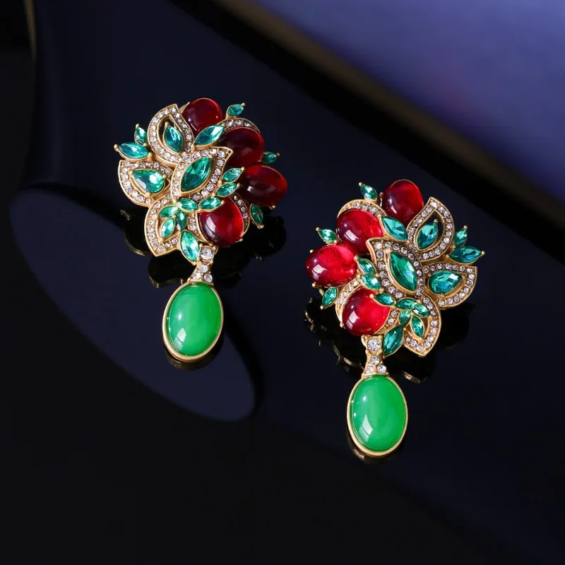 

Retro Red Fruit Leaf Stud Earrings Medieval Vintage Light Luxury Old Art Advanced Diamond Earrings