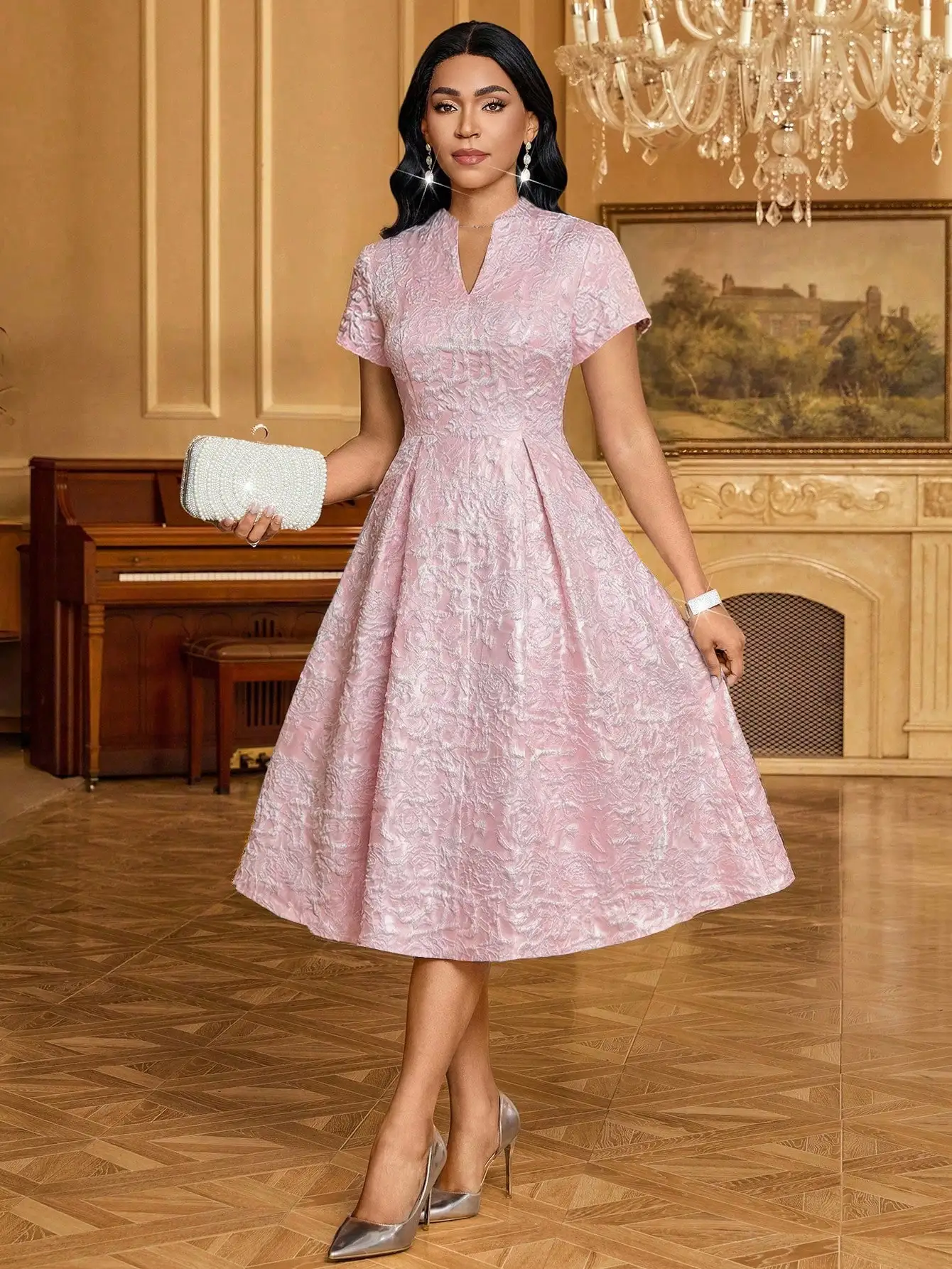 

Элегантное розовое жаккардовое платье миди с V-образным вырезом и А-образным силуэтом