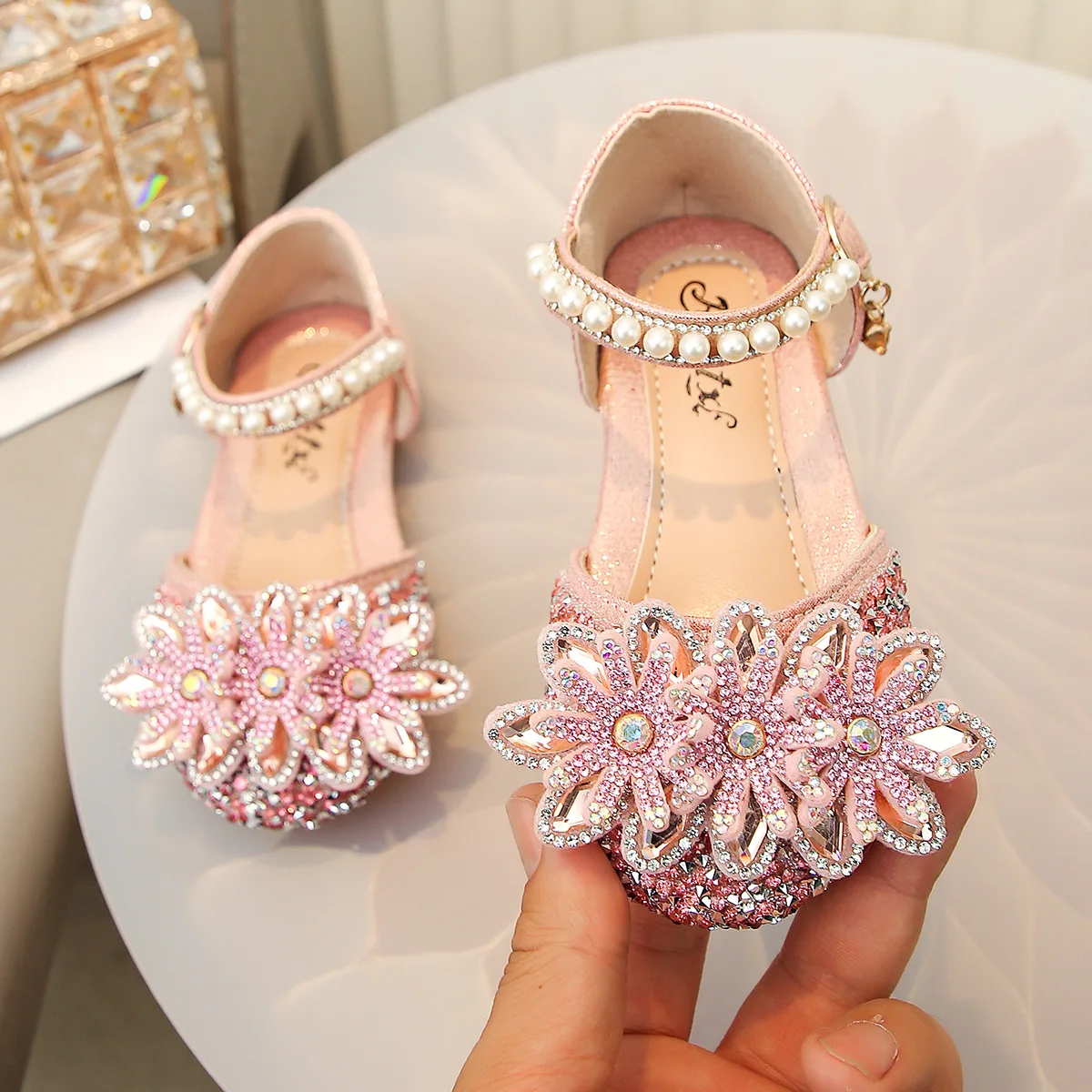 

Summer Children's Princess Sandals with Colored Diamonds Pearls Bowknot Beach Kids Sandals with Soft Non-Slip Soles for Girls