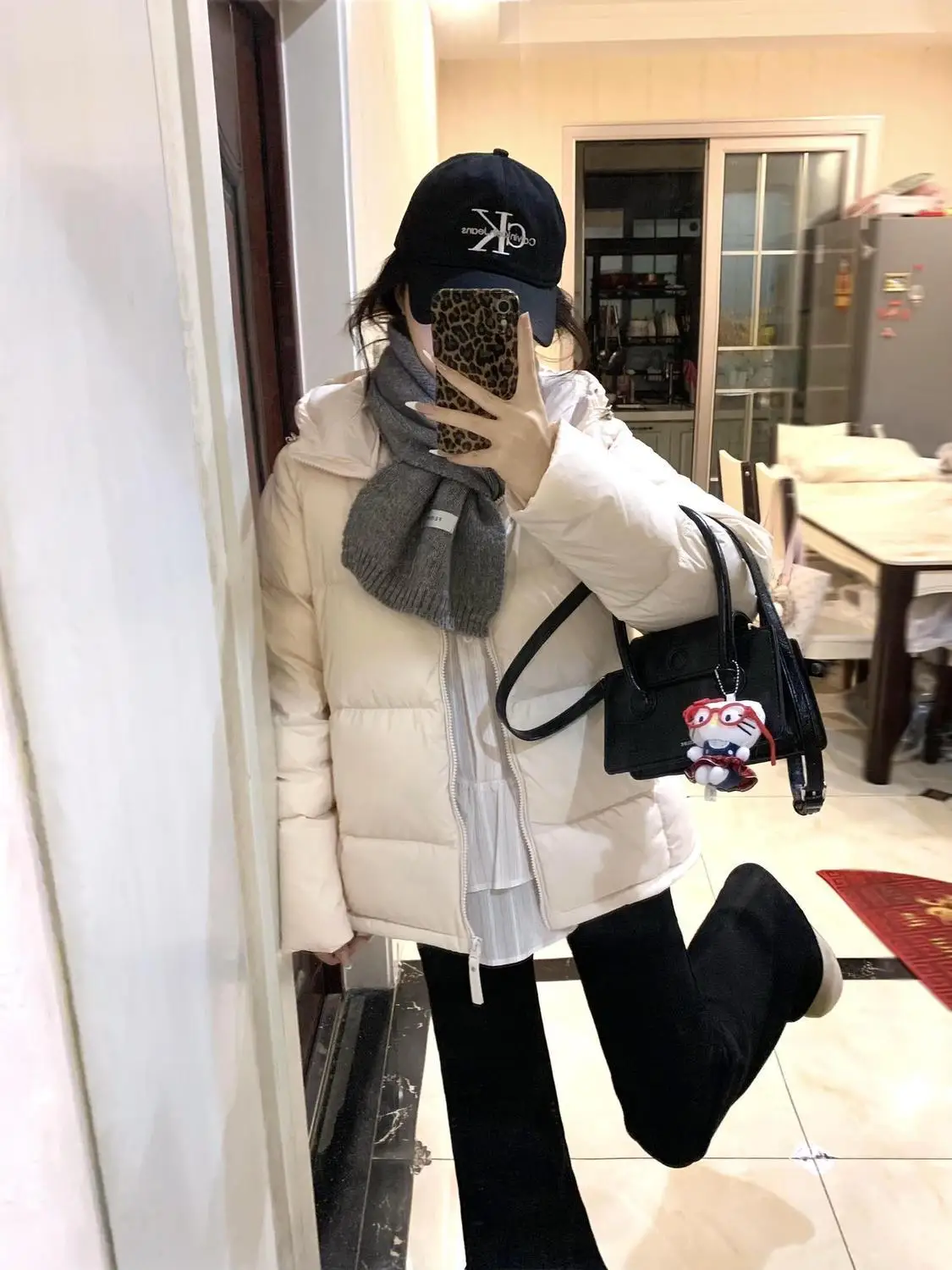 

Женские байкерские парки-пуховики: гладкие, изящные, полированные, блестящие, сатиновые, шелковистые, бархатистые, матовые, с эффектом потертости