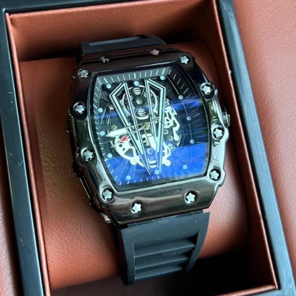 

Прозрачный черный корпус, повседневные кварцевые часы Tonneau, дизайн, мужские часы с резиновым ремешком, лучший бренд, роскошные индивидуальные часы со скелетом