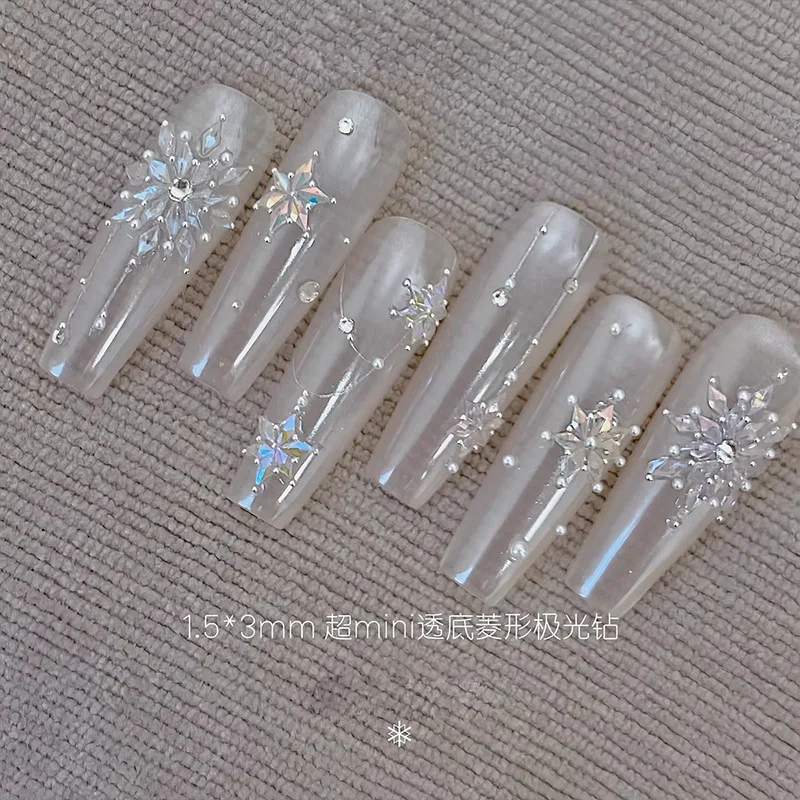Hurtowe, wysokiej jakości, błyszczące diamenty w kształcie śnieżynki 1,5 * 3 mm, mini wiertło do paznokci, szklane ozdoby do manicure.