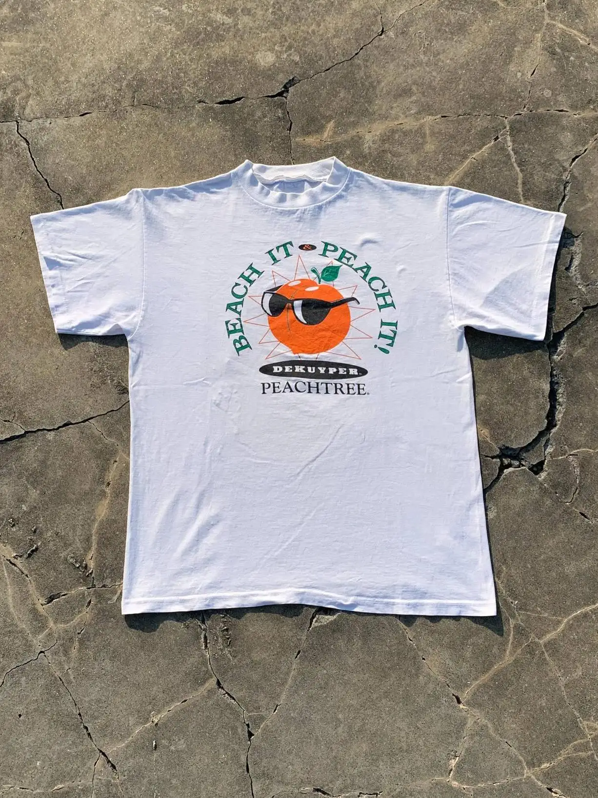 Retro 90s Peach Graffiti T-Shirt Short Sleeve Fruit Fun Summer Cotton Casual round Neck Men's Women's Standard Fit Tee