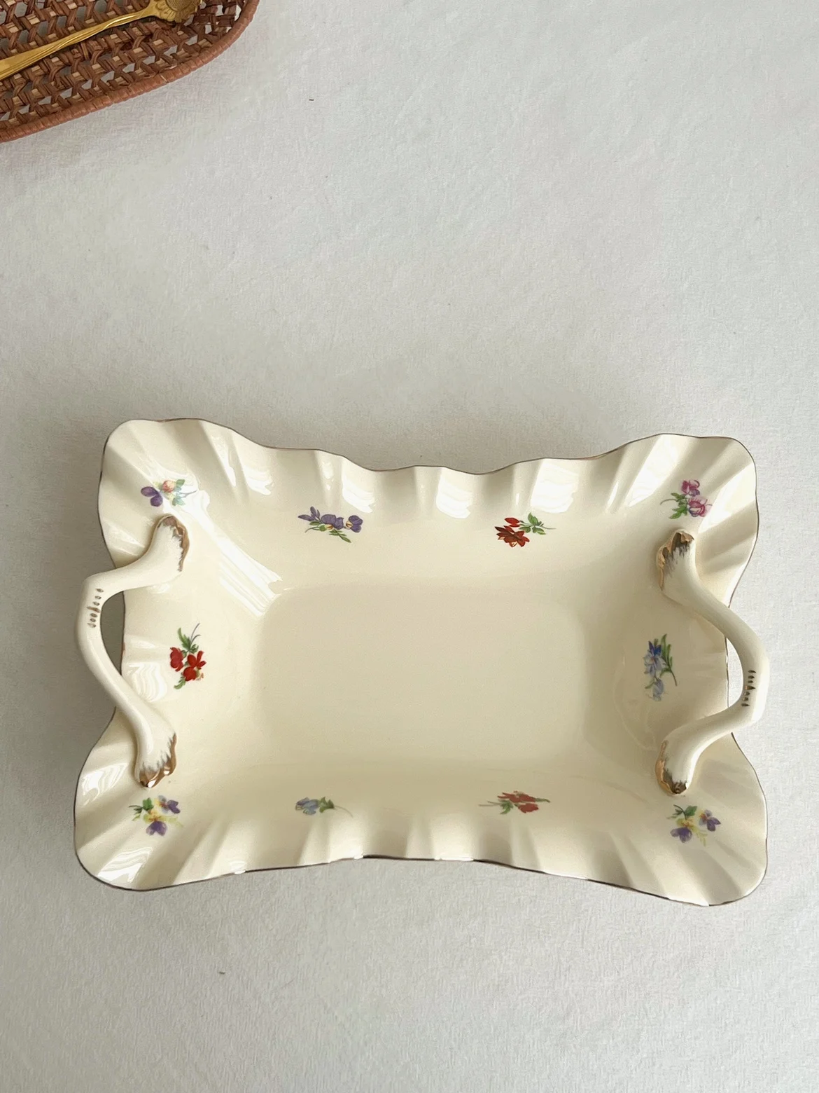 

Fresh Little Flowers Simple Cream Beige Double Handle Disk Ceramic Binaural Drawing Gold Plate Ceramic Plate Platos Dishes