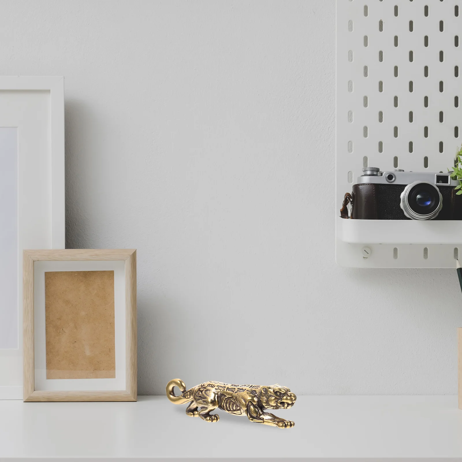 

Copper Tiger Ornament Small Creative Desktop Decor Exquisite Copper Craft Adornment Indoor Office Table Decor Tiger Ornament