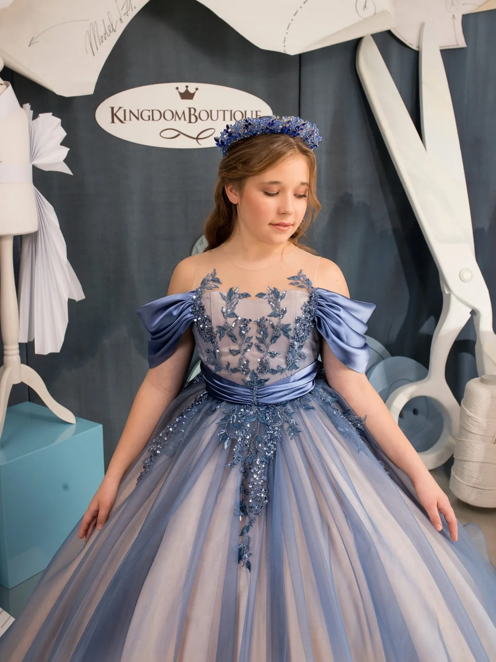 New Arrival Girls Opuent Beaded Princess Gown 2-14Y For Stage Performance Off Shulder Bow Kids Dresses Birthday Party Wear