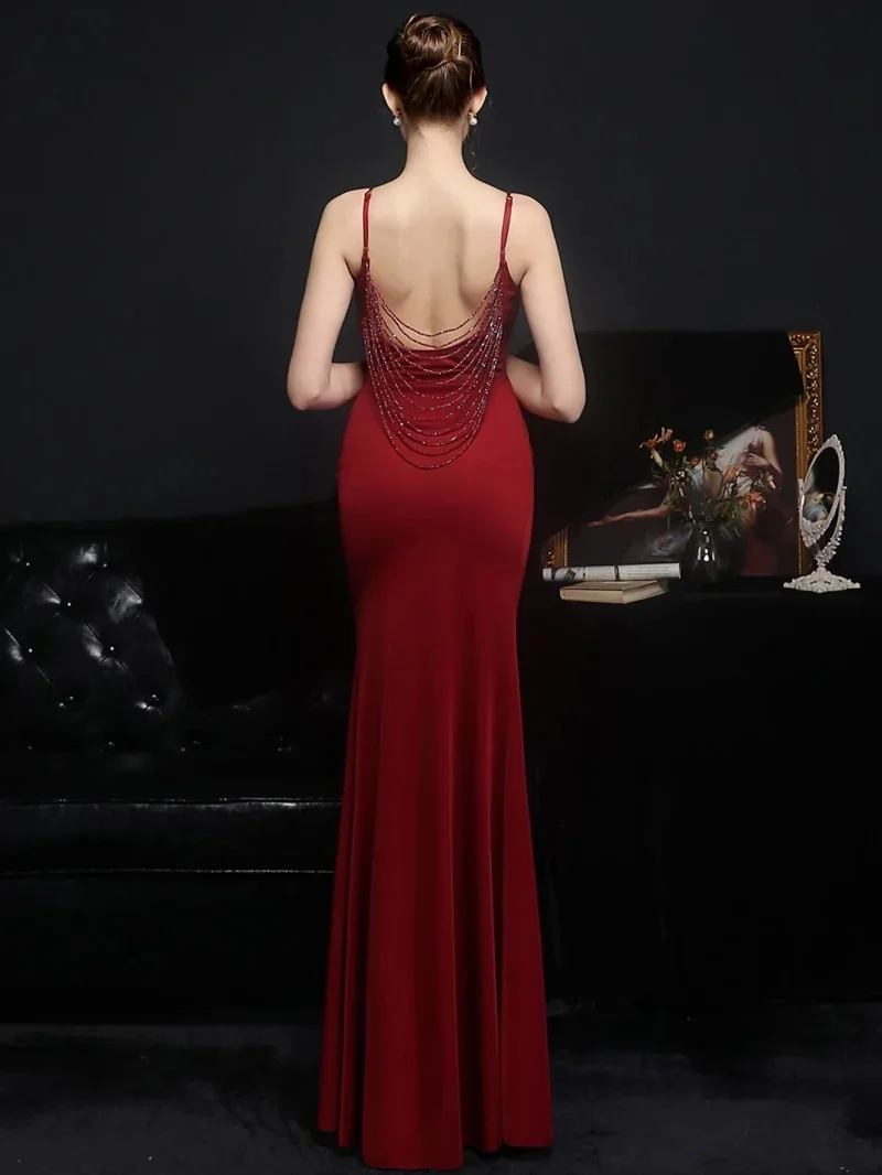ชุดเดรสยาวทรงเอไลน์แบบสั่งตัดพิเศษ ผ้าชาร์มูสแบบคลาสสิก แต่งจีบประดับลูกปัดไขว้ สายเดี่ยวแบบสปาเก็ตตี้ สำหรับโอกาสพิเศษ ดีไซน์หรูหราและเซ็กซี่