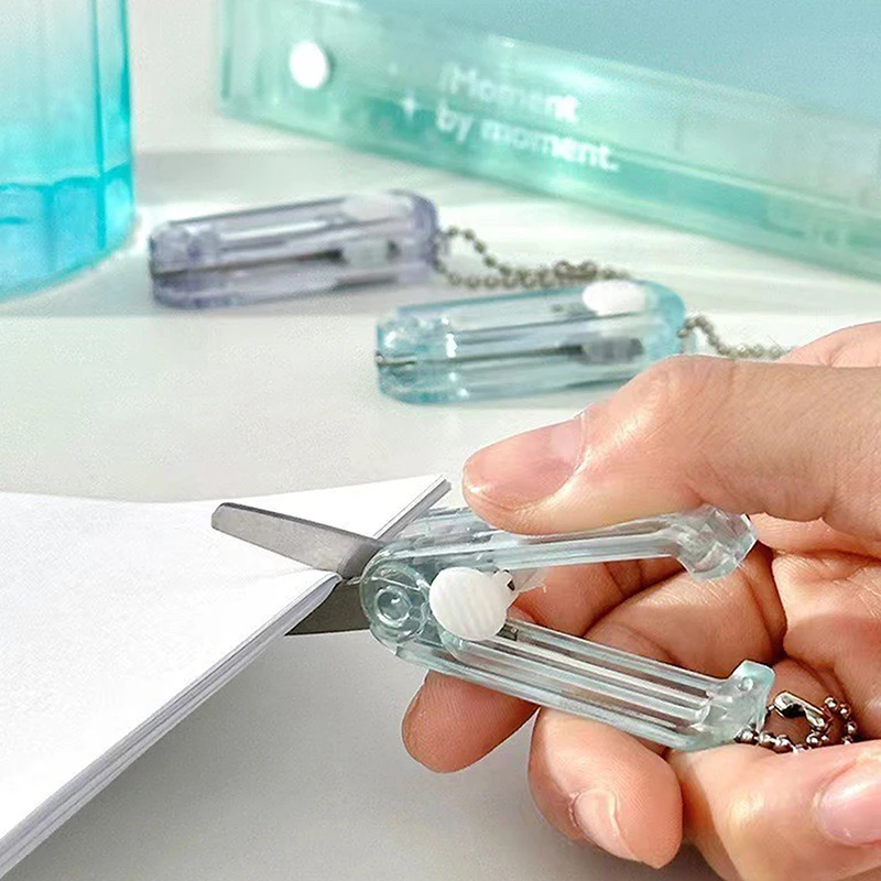 Mini forbici piccole trasparenti Color caramella pieghevoli forbici telescopiche per cancelleria con ciondolo sicurezza Scrapbook forbici studente