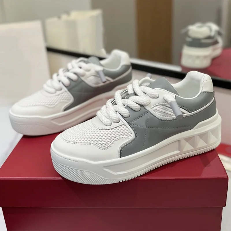 

Высококачественная новая весенне-осенняя дышащая женская повседневная обувь высокого качества 2025 года с неглубоким рельефным декором заклепками 25091026