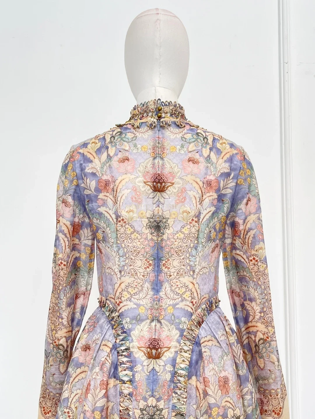 Vestido midi con cuentas y cuello levantado de manga larga con estampado floral violeta elegante de otoño e invierno para mujer