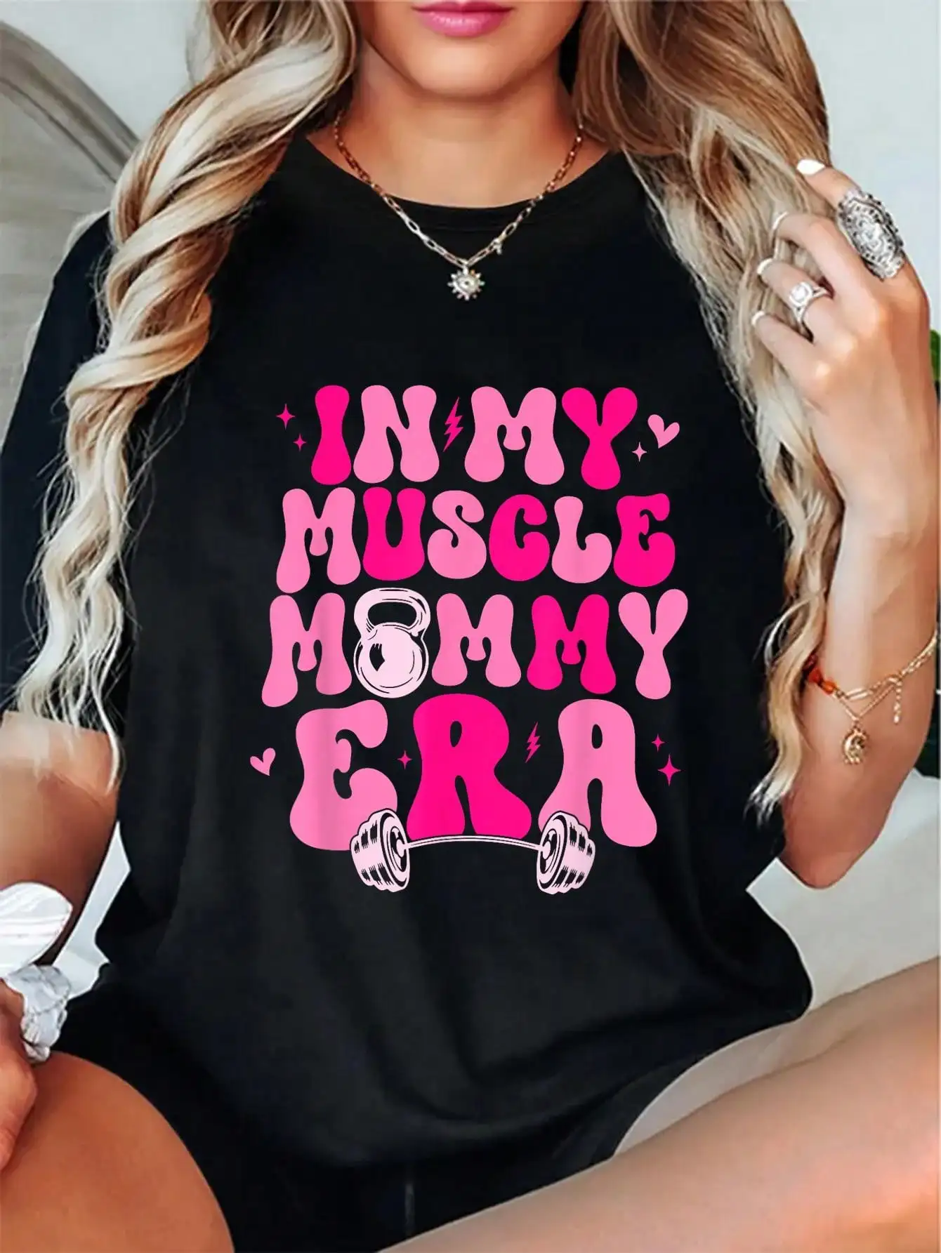 

Черная хлопковая футболка с графическим принтом и розовым надписью «In My Muscle Mommy Era» для женщин
