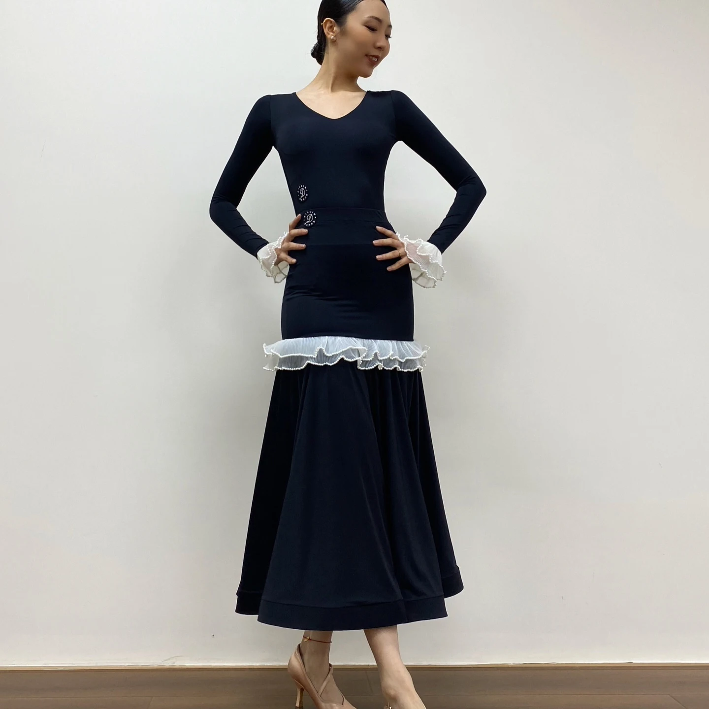 2025 vêtements d'entraînement de danse de salon hauts à manches longues jupe longue en dentelle femmes Costume Latin Walrz robe de concours de danse BL16035