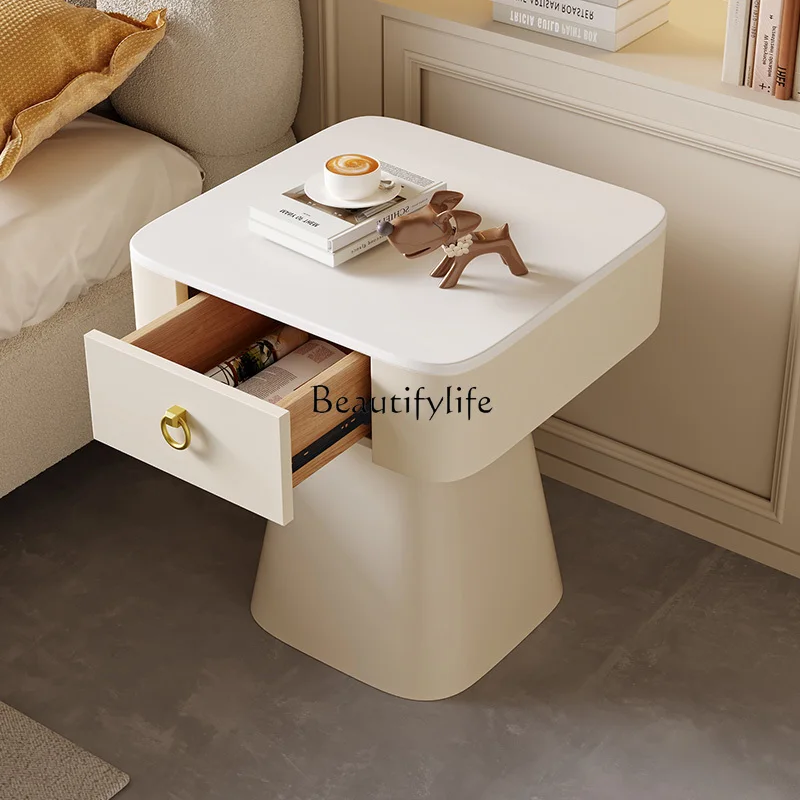 クリーム風フレンチベッドサイドテーブル寝室ベッドサイド収納収納キャビネット小さなアパート家庭用収納サイド少数