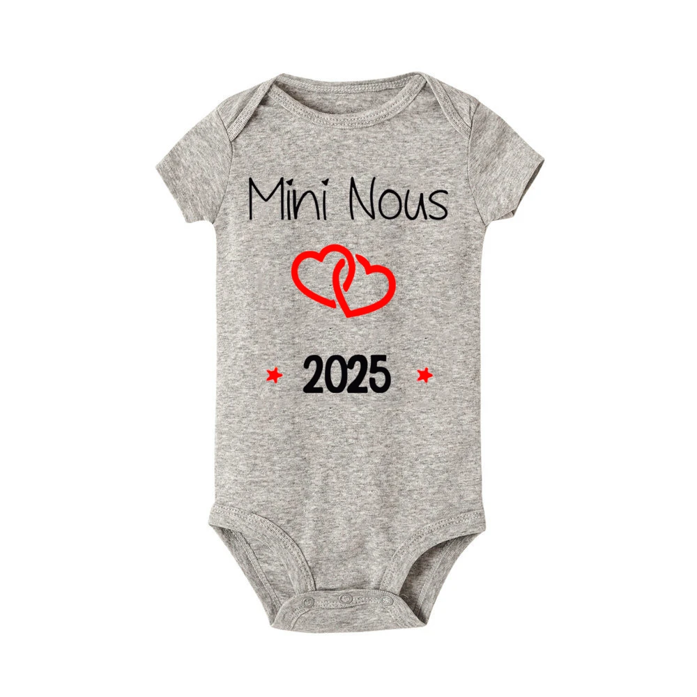 Mini Nous 2025 Print Baby Bodysuit Pregnancy Announcement Outfit Newborn Short Sleeve Romper Toddler Jumpsuit Infant Shower Gift