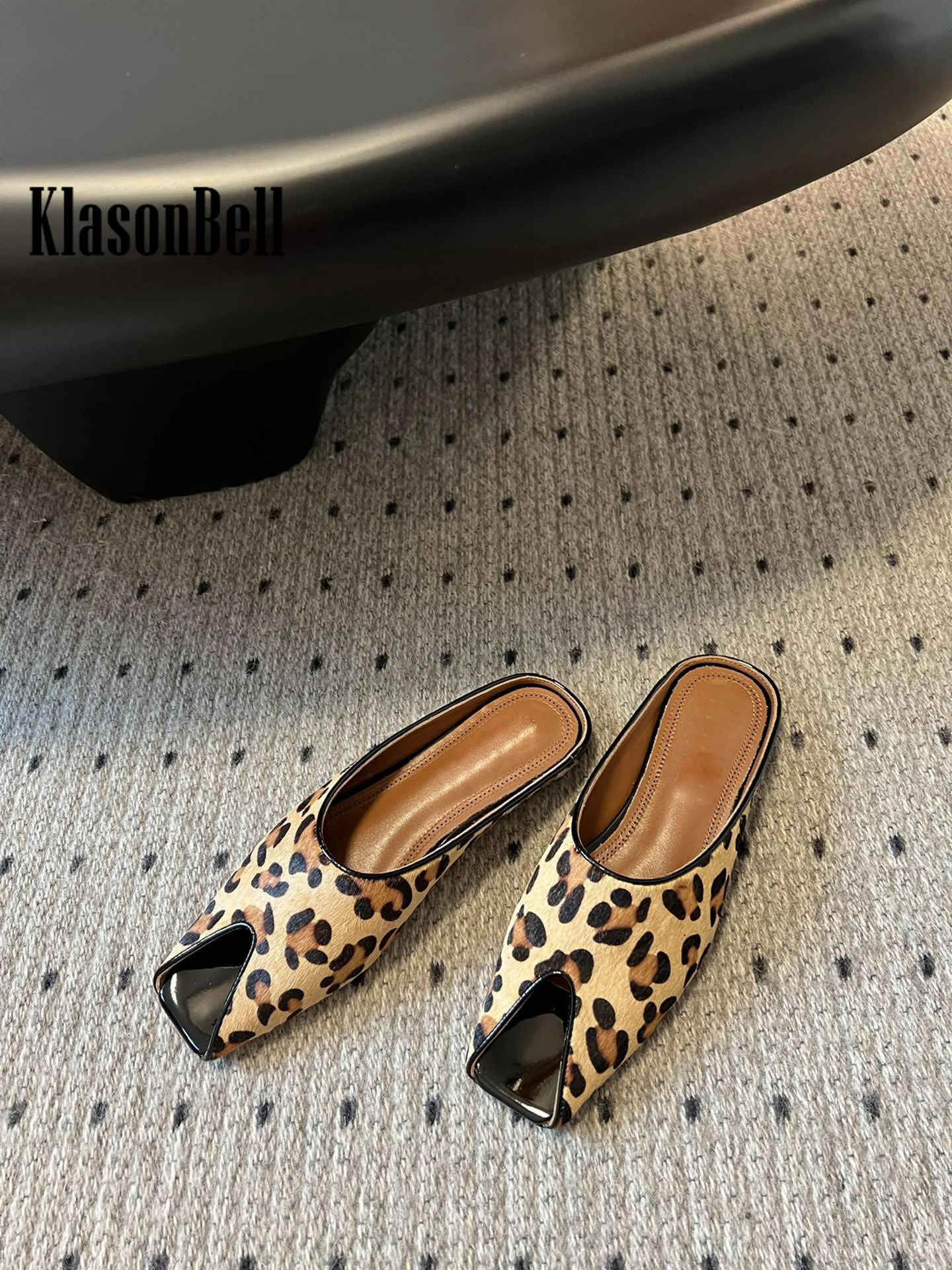 7.19 KasonBell Fashion Sexy Sheepskin Peep Toe Women Slippers Leopard Pattern Metal Decoration Square Toe Flat Sole Sandals