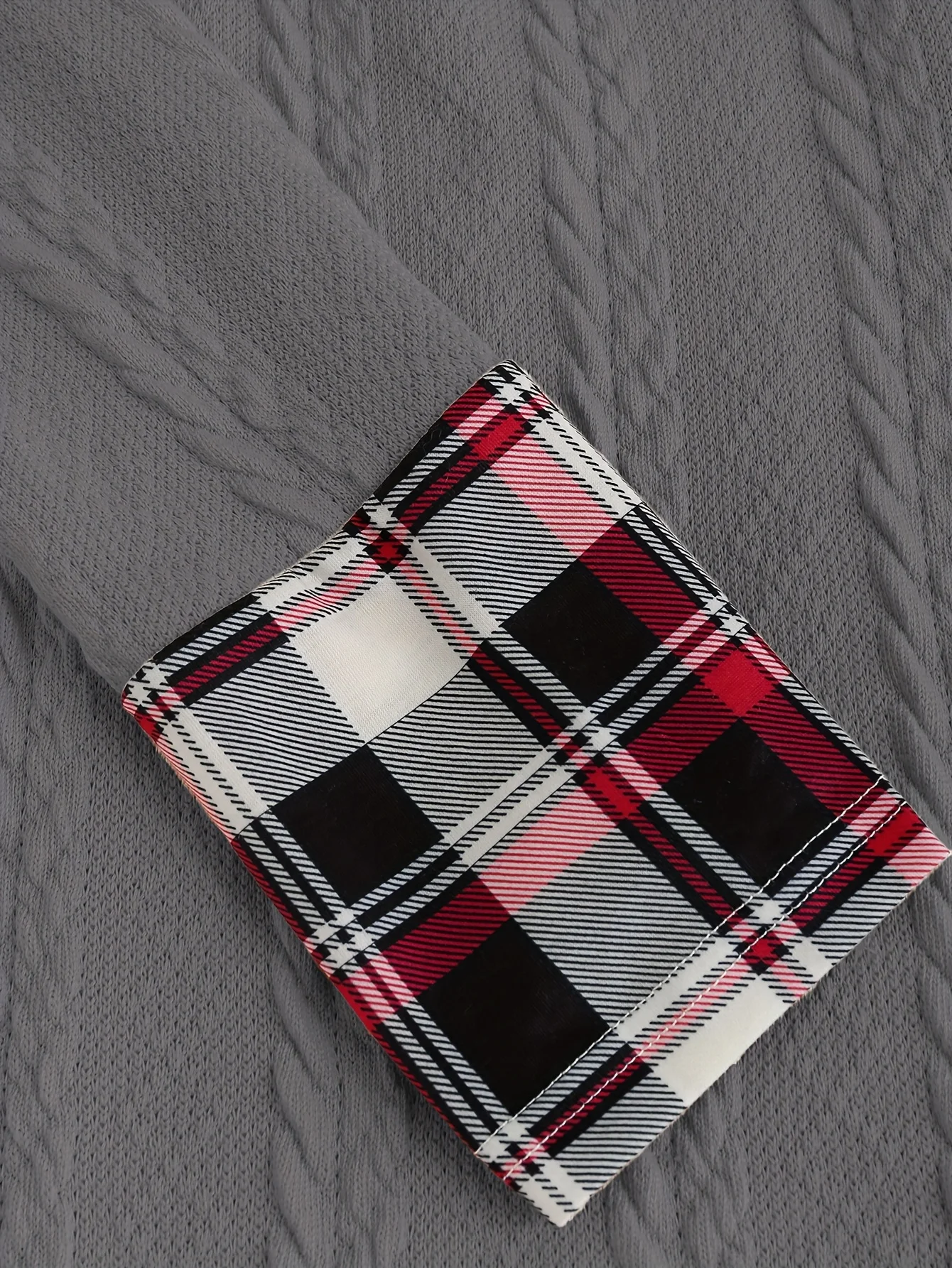 Damen-Kleid mit Karomuster, Kapuze, hoher Taille, A-Linie, lange Ärmel, aus Strick, mit dekorativer Schnallendetail. – Detail 22
