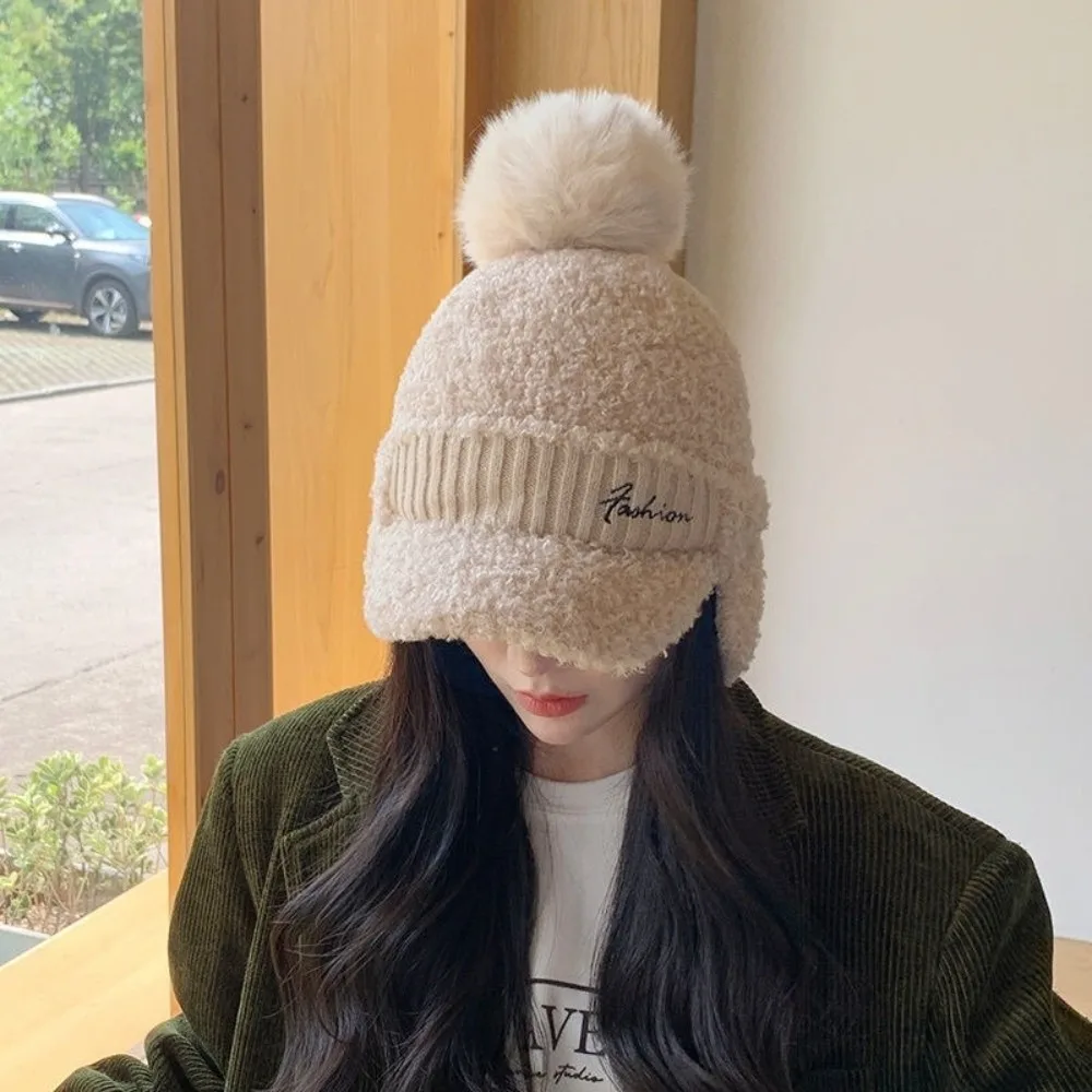 

Милая однотонная теплая шапка-наушники, ветрозащитная толстая плюшевая шапка с помпоном, термоуниверсальная вязаная бейсболка на каждый день