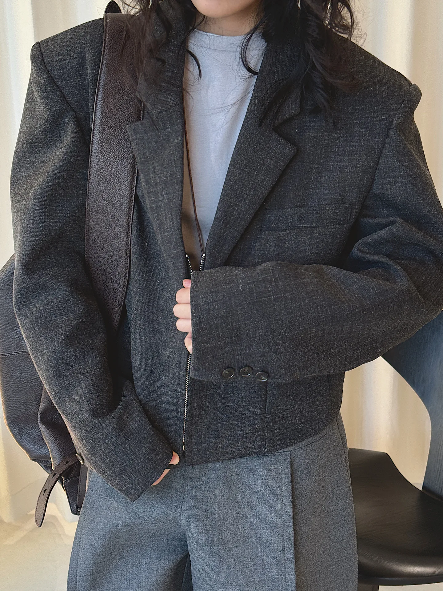 

Early spring fashionable deep collar shoulder pad split line zipper suit temperament short design jacket for women