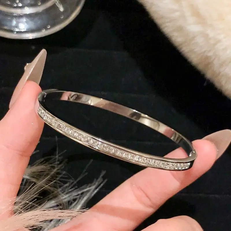 2026 Trendiges Titanstahl-Armband, stapelbar, römische Ziffer, Zirkon-Manschettenarmband für Frauen, luxuriöser minimalistischer Schmuck, Geschenk – Detail 5