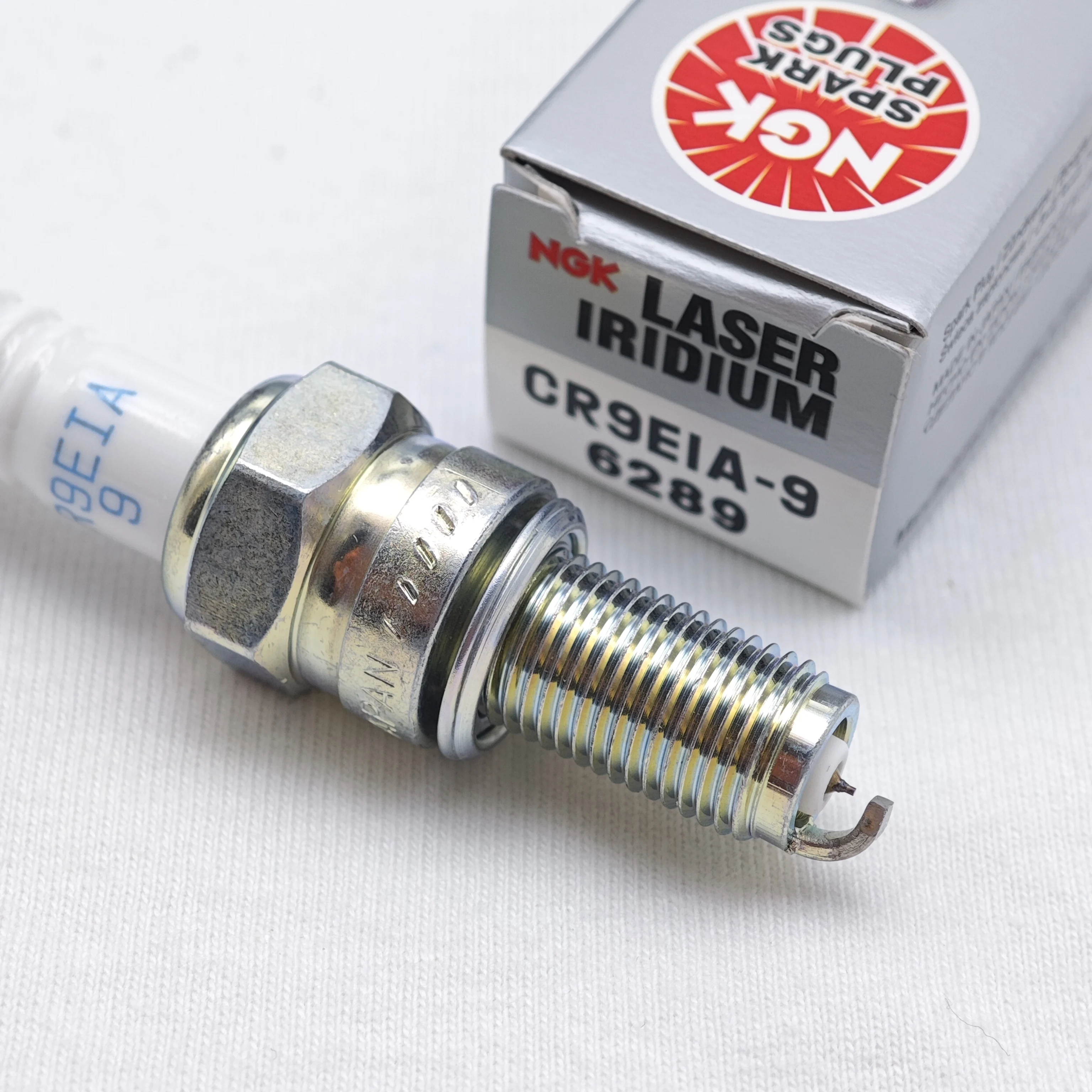 1pcs NGK Laser Iridium Spark Plug CR9EIA-9 CR8EIA-9 is applicable to Z1000 old ZX-10R Ninja10R Benali 600