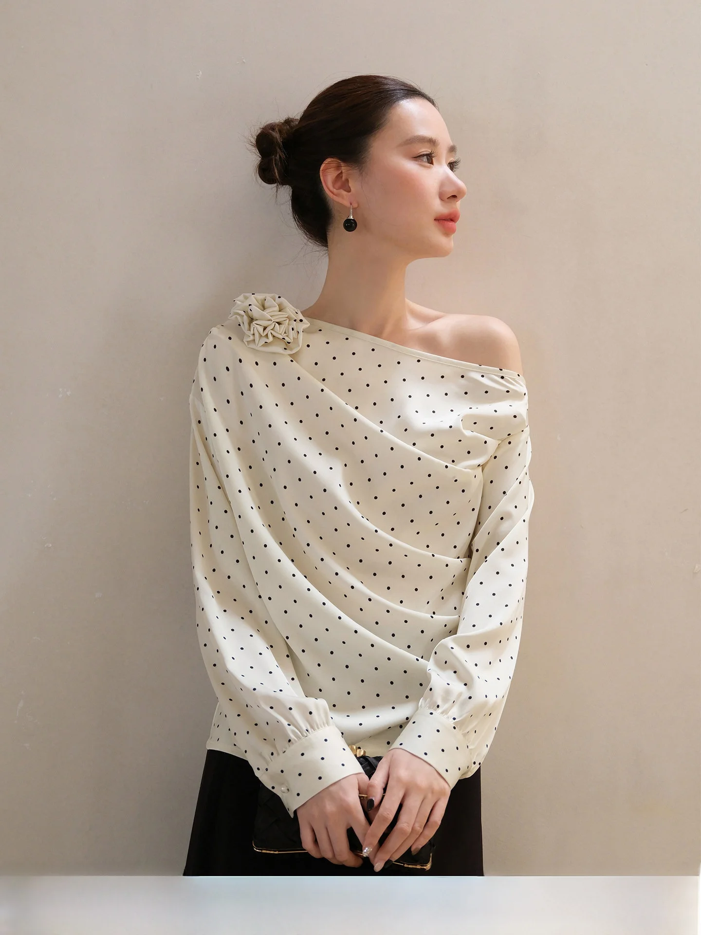 

XXNING Vintage Polka Dot Asymmetrical Shoulder Pleated Flower Women's Shirt Slimming Top Korean Style Long Sleeve Commute Wind