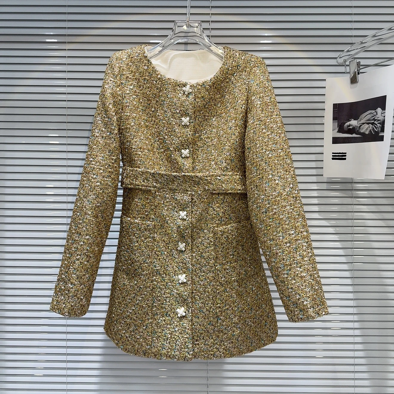 

Зима 2025: Новое утепленное шерстяное пальто с завязками на талии, ярким золотым декором и цветочным узором, женское приталенное пальто для повседневной носки