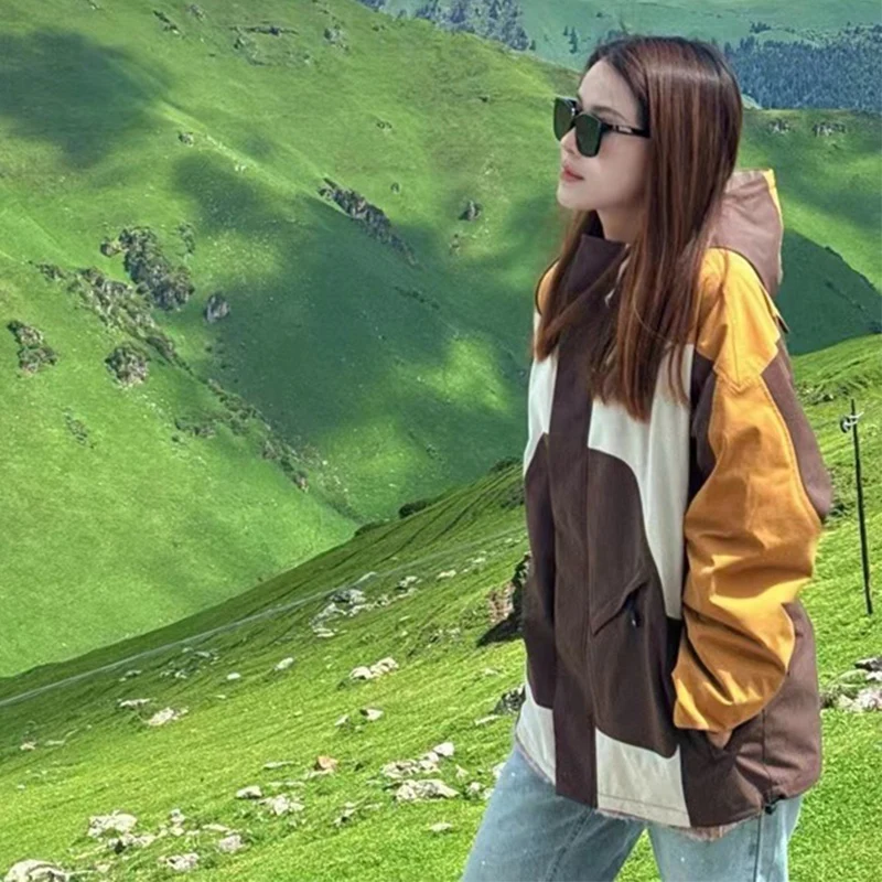 เสื้อแจ็คเก็ตแฟชั่นลายปะติดสำหรับผู้หญิง เสื้อแจ็คเก็ตกันลมมีฮู้ด มีกระเป๋า เหมาะสำหรับกิจกรรมกลางแจ้ง รุ่นใหม่ปี 2025 แบบซิป แจ็คเก็ตสปอร์ตสำหรับผู้หญิง