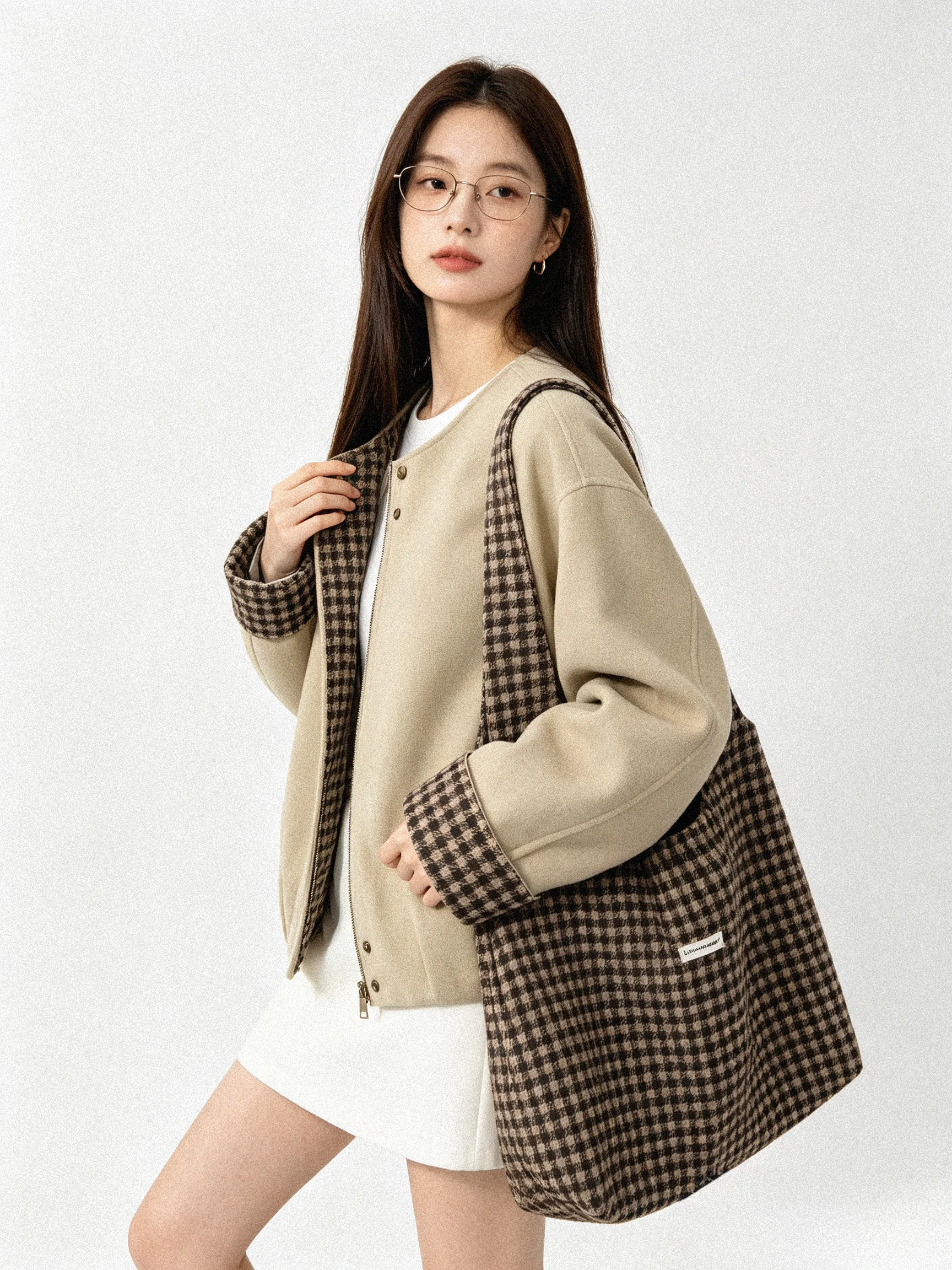 Elegant Short Plaid Woolen Coat 2026 Winter New Style Age-Defying Chic Design Luxury Splicing Square Pattern Youth Fashion