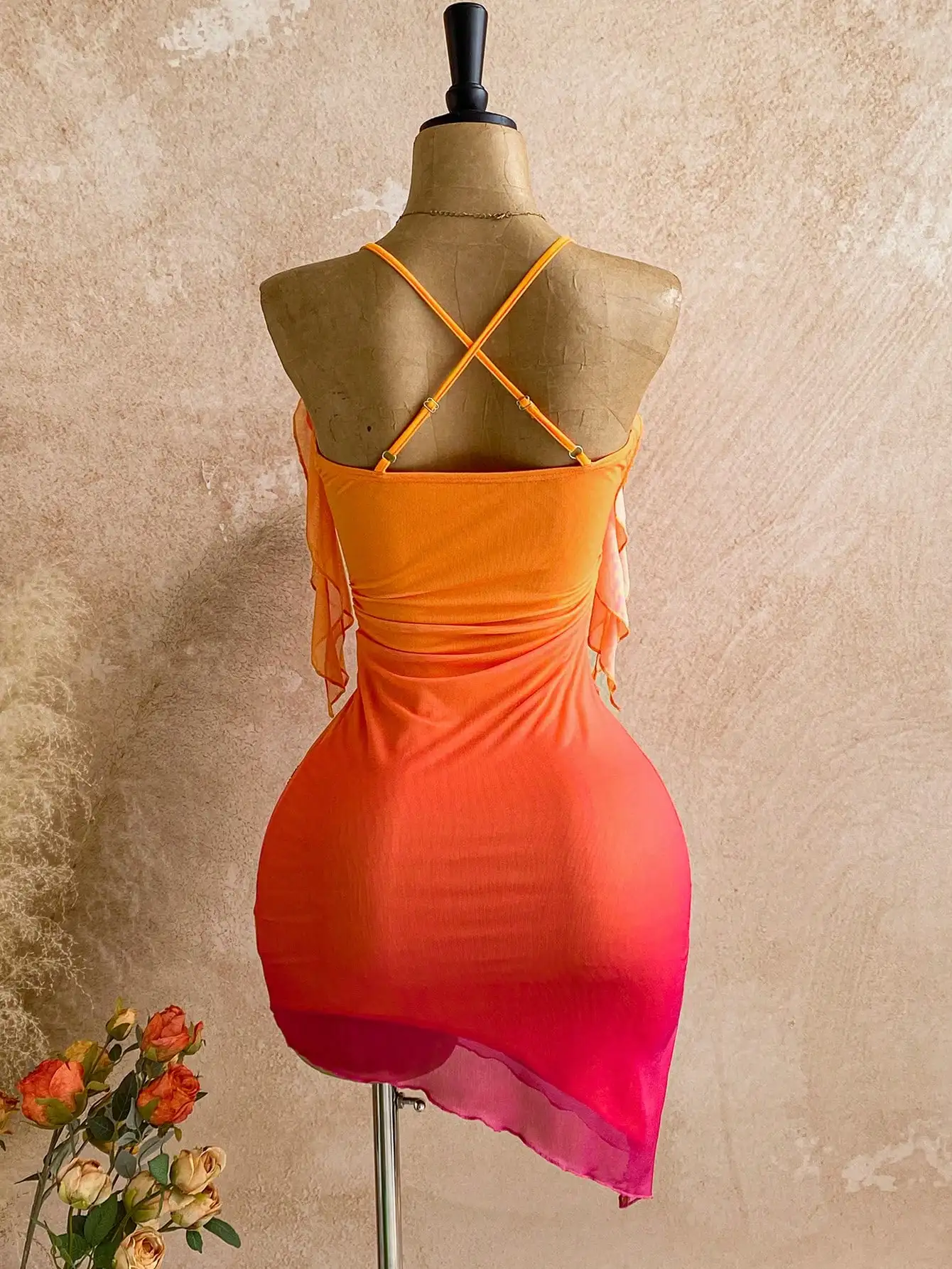 

Яркое оранжево-розовое мини-платье омбре с перекрестными бретелями на спине и струящимся подолом с рюшами для пляжных вечеринок и фестивалей