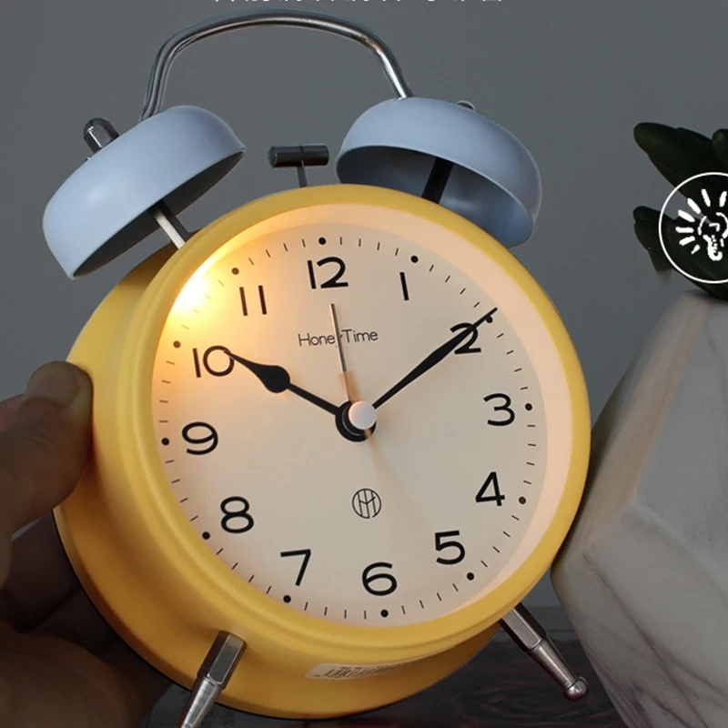Decorazioni per la casa forniture per studenti cartone animato faccia campana in metallo sveglia comodino silenzioso Sweep secondi orologio da tavolo carino lampada da notte