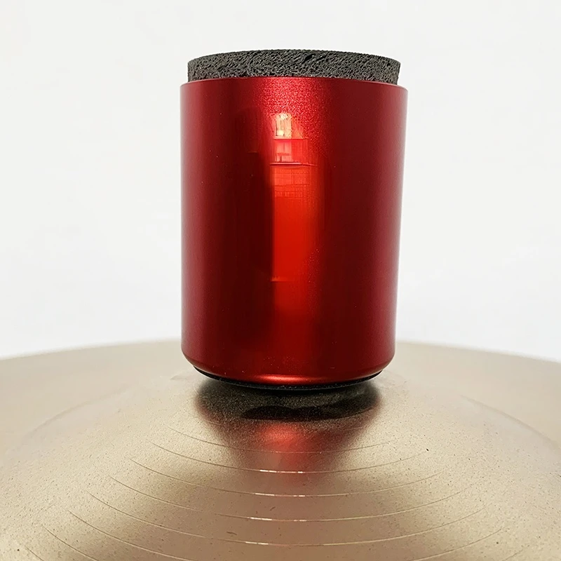 يمكن تركيب وسادة مضرب الطبل البكم الصغيرة لمحاكاة الطبل البكم مباشرة على رف مجموعة الطبول