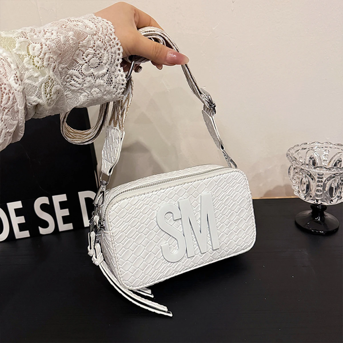 

Женская тканая сумка через плечо для повседневного использования, 3D-украшенная сумка через плечо из искусственной кожи, однотонная сумка на плечо с кисточками, вместительная сумка на молнии