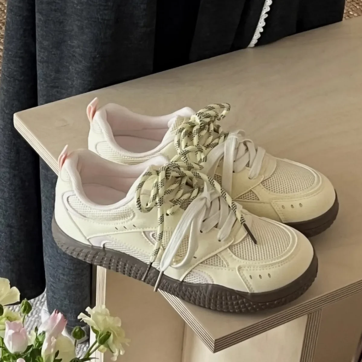 ربيع 2025 المرأة نمط جديد رياضي عادية تنفس شبكة الانزلاق على أحذية المضادة للانزلاق مريحة كعب منخفض المطاط وحيد أحذية رياضية