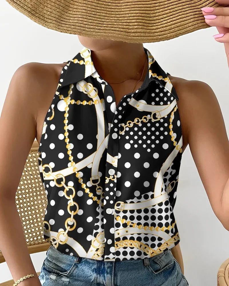 Top cropped com estampa abstrata multicolor vibrante, gola halter, botão, blusa feminina audaz e divertida