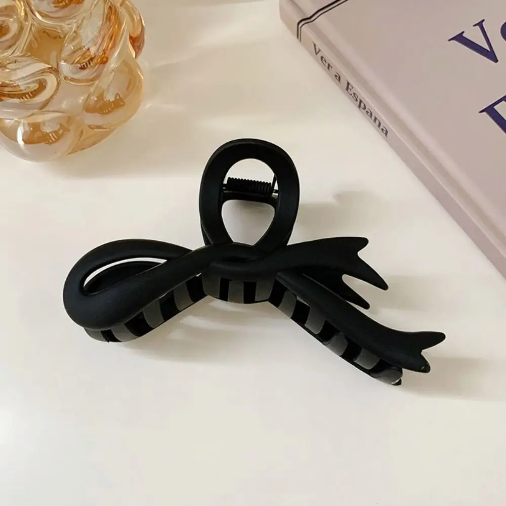 

Геометрические пластиковые матовые заколки для волос с бантом, однотонные водонепроницаемые акриловые витые когти для волос, элегантные женские заколки в виде акулы из смолы