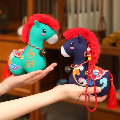 Cheval mascotte du nouvel an 2026, plusieurs tailles disponibles, cheval porte-bonheur rouge, jouet en peluche, Chinatown Boutique, décor de poney, cadeau de Festival